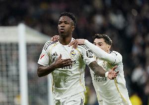 304571