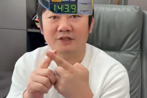 883284