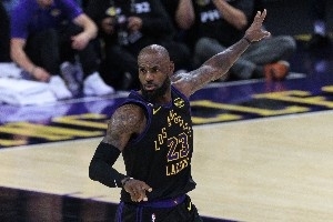 696111