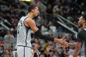 卡斯尔：文班缺阵时我们也打过艰难比赛 任何人上场都会全力以赴