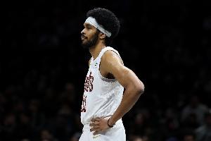 情况不妙！贾勒特·阿伦再被吹防守犯规 三节不到一半已4犯在身