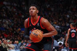 攻城拔寨！巴雷特三分命中后抛投得手 助猛龙牢牢占据场上主动