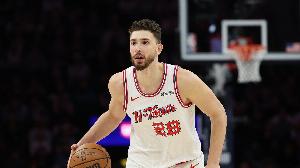 看得人难受！申京半场出手8次拿6分 数次被海斯&顿宝大帽！