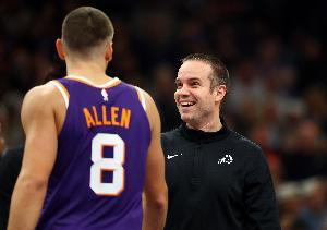 左腿筋拉伤！奥特：阿伦恢复进度稳步向好 今天全程参加了训练