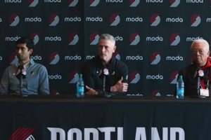 不发季后赛T恤！TA：邓顿想给球迷发大声音道具 马刺罚球时挥起来