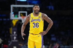 兄弟们我什么级别！？斯玛特两场季后赛场均20分2板7.5助3断1.5帽