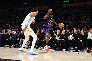 尼克·杨：文班配得上DPOY但全票太早了 NBA在强推他上位接班老詹