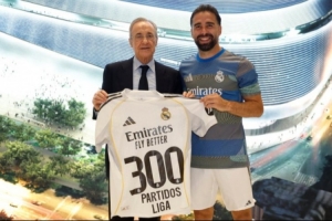 卡瓦哈尔达成西甲300场里程碑，赛后弗洛伦蒂诺向他赠送纪念球衣