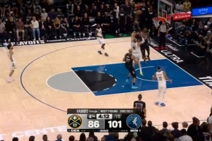 赛季十佳球之一！麦克丹尼尔斯闪开两人 超远滑翔单臂战斧暴扣！