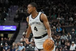 福克斯：收官阶段我们得到了不少优质出手机会 只是没能把握住