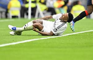 六台：米利唐感觉大腿后侧抽筋，回更衣室接受检查后只是虚惊一场