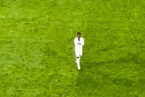 欧冠染红！卡马文加西甲赛后单独谢场，向伯纳乌球迷表达歉意