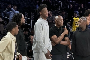 提前感受NBA！状元大热门迪班萨来到现场观看火湖大战！