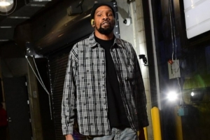 今日复出！火箭晒杜兰特入场照：暗色系穿搭 黑色小帽气质依旧