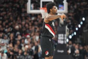 亨德森生涯前两场季后赛49分 排名队史第三仅次于罗伊和萨博尼斯