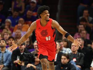 进攻开暴走模式！亨德森半场8中6得19分1板1断1帽 首节5中4得13分