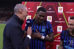 米体：小图拉姆赛后两次中断采访，和国米主场球迷们一起庆祝晋级