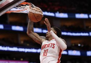 外线还蛮准！小贾巴里·史密斯半场三分5中3拿到10分4板