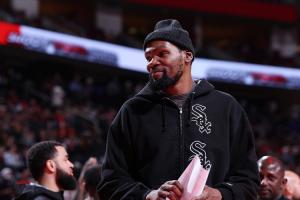 火箭0-1落后！带伤回归Shams：杜兰特已获准今日复出战湖人