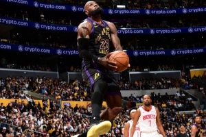 41岁实战反手暴扣！詹姆斯打趣：我甚至不知道那是怎么回事