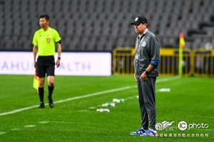 斯卢茨基：中场休息时强调了意志品质，鼓励队员不过多去考虑体能