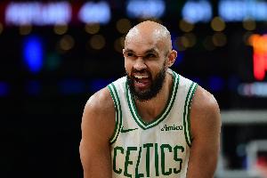 状态不大行！德里克·怀特半场7中2仅拿5分2助1帽