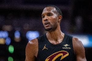 优势明显！半场骑士抢下27个篮板 猛龙全队仅12板