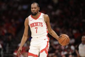 名记：KD今天没接受媒体采访 火箭内部人士乐观认为他本场会复出