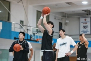 记者：曾凡博已经参加球队合练 他将争取在对阵吉林的比赛中复出