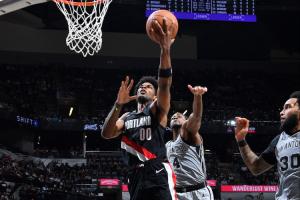 探花爆发日！亨德森爆发轰31分大闹马刺主场 三分冷血刀刀致命