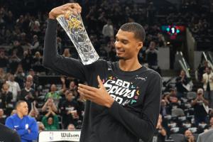 NBA历史首位全票DPOY！文班亚马赛前领取最佳防守球员奖杯