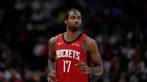 表现还是很积极！伊森半场5中2得5分4板1助 冲到3个前场板