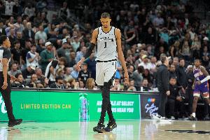 记者：没有文班 马刺的护筐和篮板顶不住开拓者的不断冲击