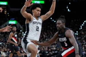 文班脑震荡，霍乐迪给马刺上课