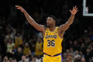 紫金进攻支柱！斯玛特上半场9中6砍17分2板3助2断 三分6中4