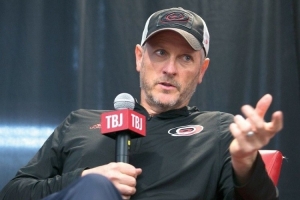 TA：邓顿想引入明星球员 不惜触碰奢侈税红线 并非只想找廉价主帅