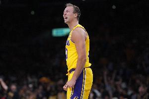 续上G1的火力！肯纳德首节6中4砍10分1助 三分3中2