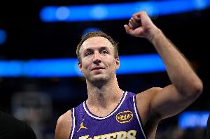 詹姆斯：肯纳德镇定自若 他是神射手但还能做到许多别的事情