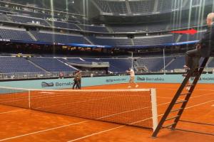 老佛爷担任主裁！伯纳乌上演网球赛，辛纳+贝林vs库尔图瓦+纳达尔