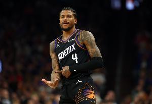 主攻手！杰伦·格林半场11中5砍全队最高14分 罚球4中3