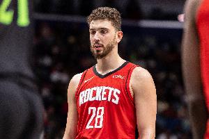 软绵无力…申京首节查无此人 9分钟5投1中仅得2分 篮板黄油手