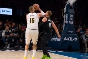 约基奇击中迪文岑佐被吹进攻犯规 掘金挑战成功改吹后者防守犯规