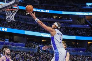 挨了3个帽！班凯罗首节7中3拿6分2助 罚球2中0