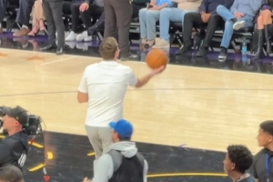 首轮不会复出？东契奇赛前热身上了两个篮 明显不太敢发力