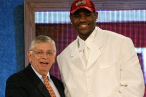 当年被骑士交易？里基·戴维斯：因为我阻碍了新秀詹姆斯的成长