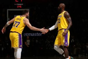 名记：东里受伤后湖人曾召开个球队会议 詹姆斯重新切回头号角色