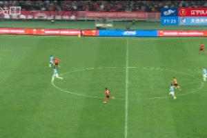 热菲尼奥单刀面对黄子豪出击后倒地，最终边裁示意越位