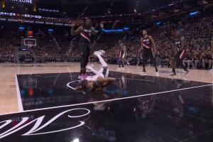 好痛！文班倒地后下巴&侧脸重重摔在地板上 因脑震荡退赛！