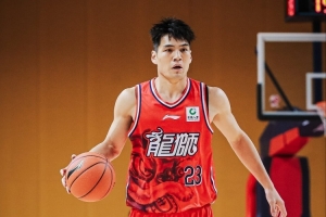 临危受命！徐昕崴脚陈国豪替补登场4分钟9板&4前场板 此前多场DNP