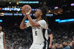 效率不高！卡斯尔20中7拿到18分8板5助 三分6中2